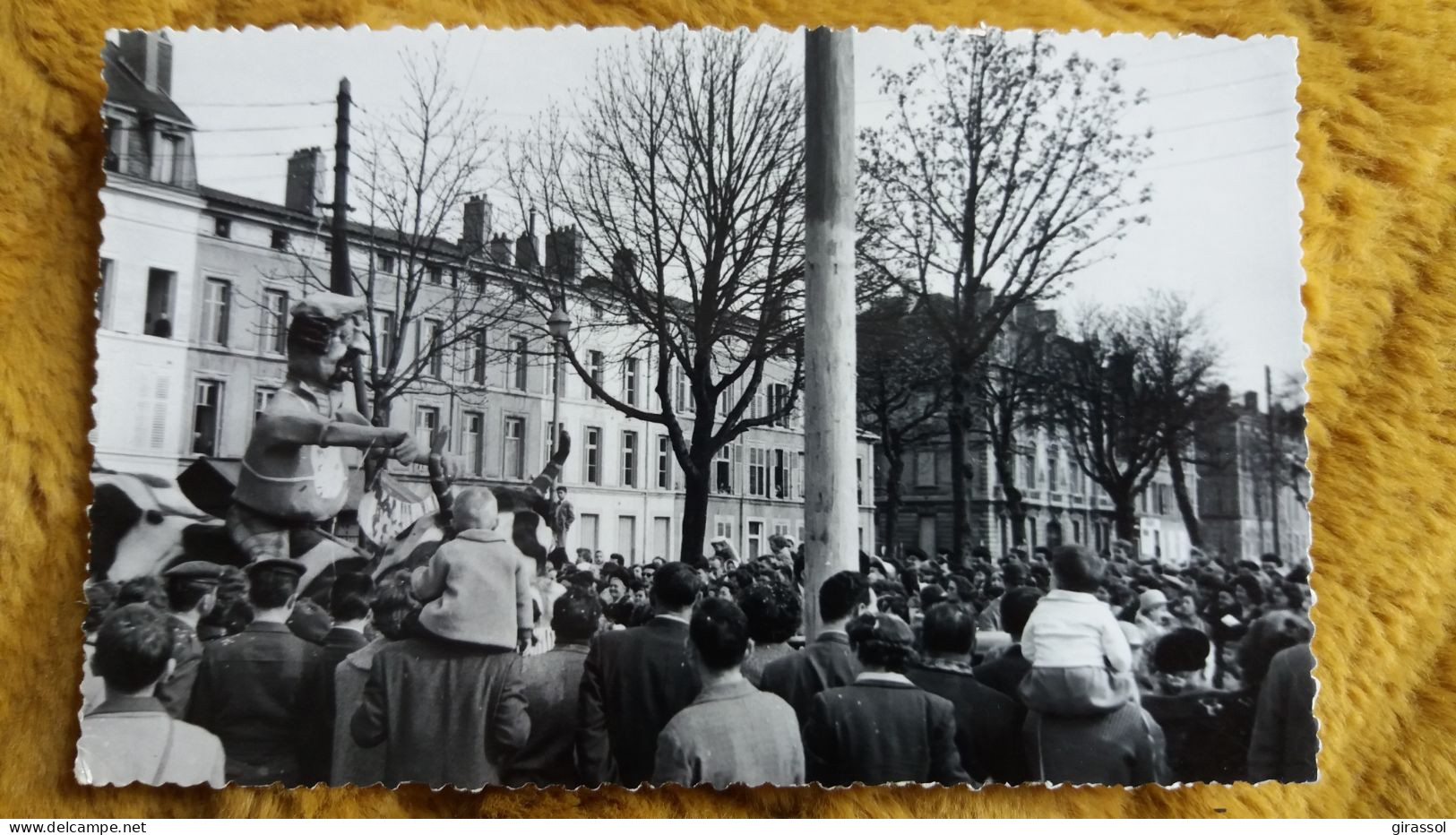 CPSM PHOTO SCENE DE CARNAVAL KODAK 1960 ? VILLE DE L EST NANCY ? ANIMATION GROSSES TETES CHAR AUTRE - Fotografie