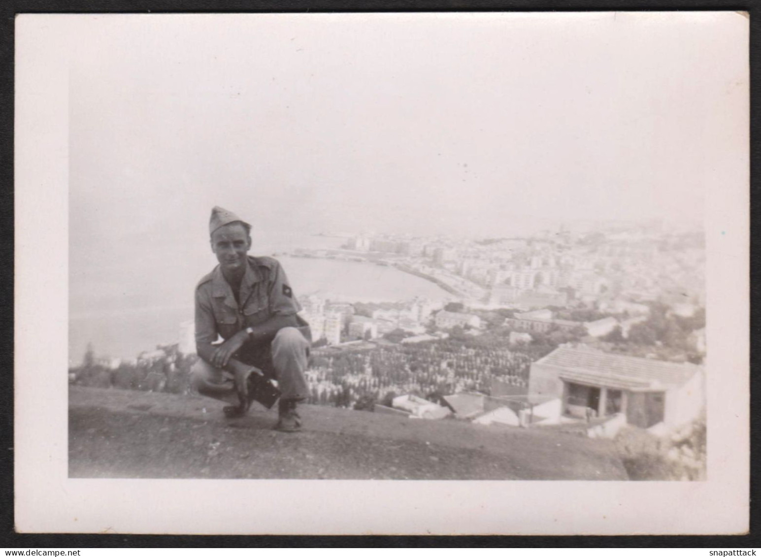 Photo Amateur D'un Militaire Posant à La Basilique Notre Dame D'Afrique Le 24 Août 1947 Bologhine Algérie 9,1x6,5cm - War, Military
