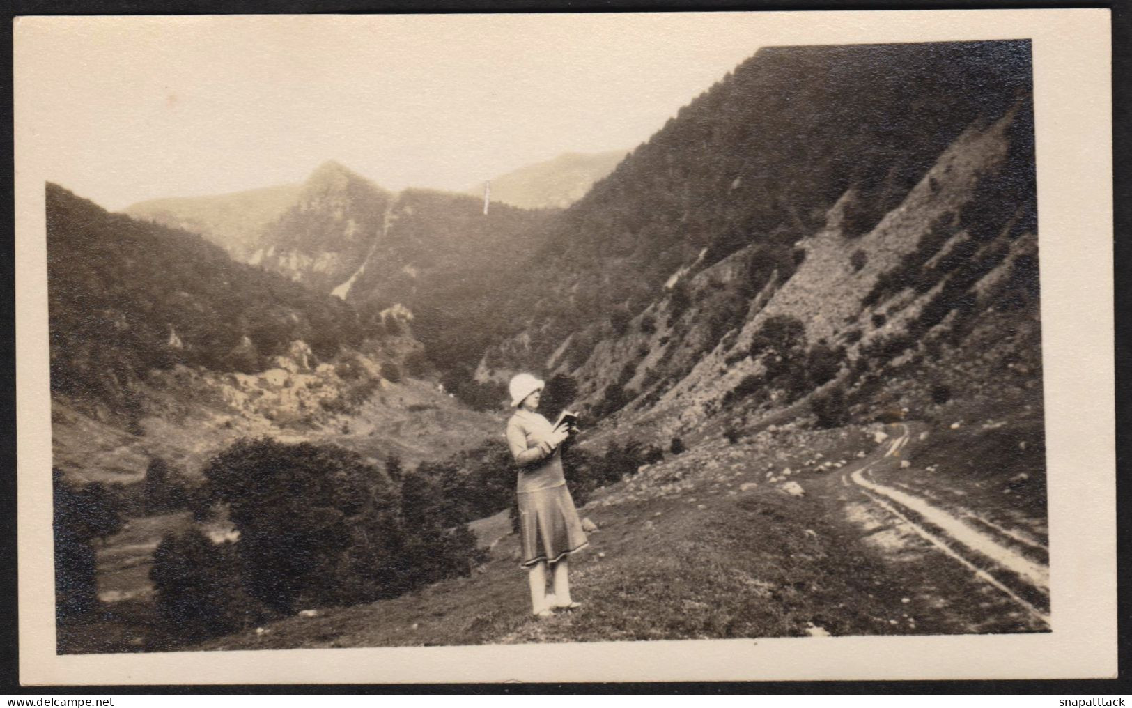 Jolie Photographie D'une Femme Lisant Un Livre à La Wormsa, Alsace, Haut Rhin, Juillet 1930, 11,6 X 7 Cm - Plaatsen