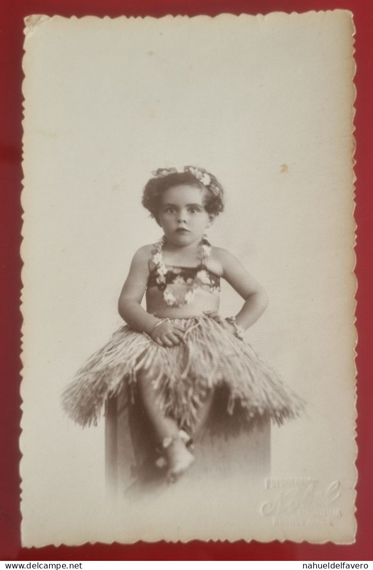 PH - Ph Original - Petite Fille Habillée En Robe Hawaïenne Assise Pour Le Portrait - Anonymous Persons