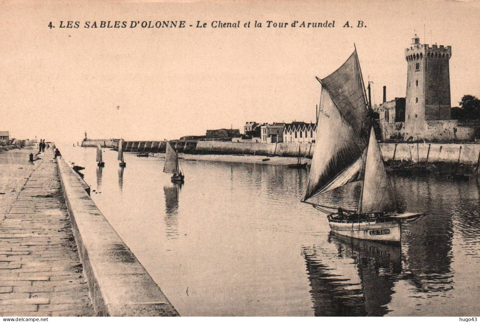 (RECTO / VERSO) LES SABLES D' OLONNE - N° 4 - LE CHENAL ET TOUR D' ARUNDEL AVEC BARQUES DE PECHEURS A VOILE - CPA - Sables D'Olonne