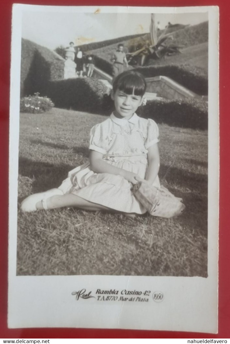 PH - Ph Original - Petite Fille Assise Sur L'herbe Dans Un Grand Parc - Anonymous Persons