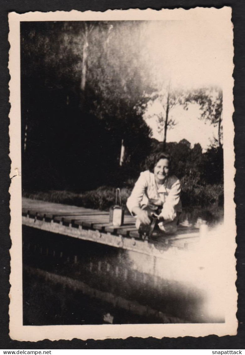 Jolie Photod'une Femme à Boissy L'Aillerie, Camping, 28 Août 1950, Texte Au Verso, Val D'Oise Ile De France 6x8,7cm - Orte