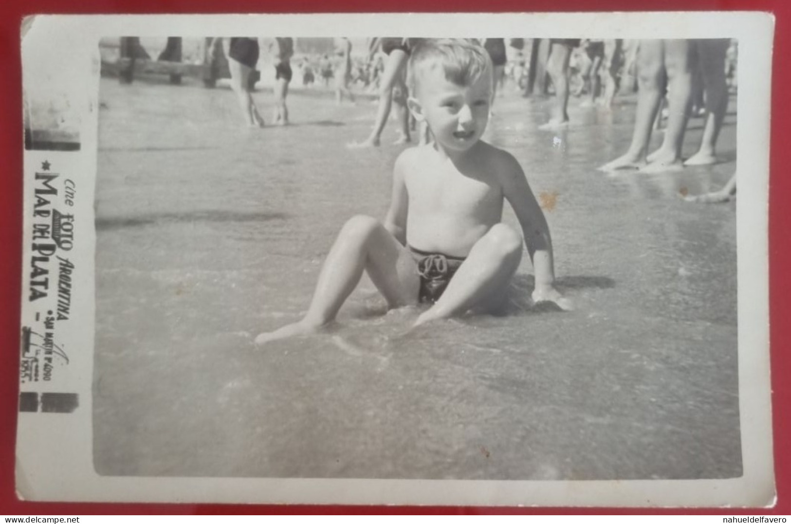 PH - Ph Original - Petit Garçon Assis Au Bord De La Mer à Mar Del Plata, Argentine, 1955 - Anonymous Persons