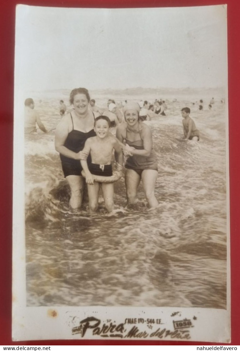 PH - Ph Original - Grand-mère Et Ses Petits-enfants Profitant De La Mer à Mar Del Plata, Argentine, 1958 - Anonymous Persons
