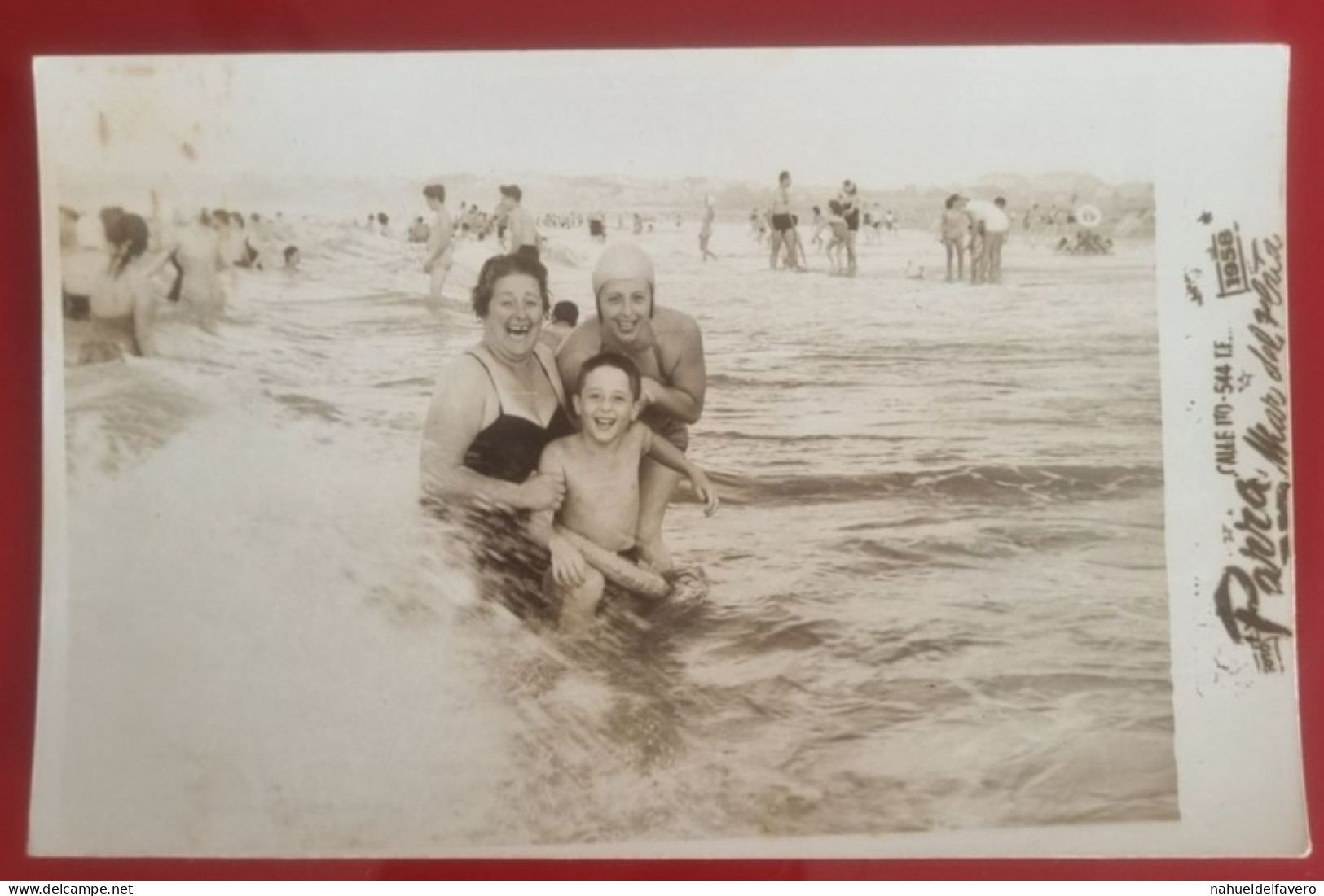 PH - Ph Original - Grands-parents Et Leur Petit-fils Profitant De La Mer à Mar Del Plata, Argentine, 1958 - Anonymous Persons