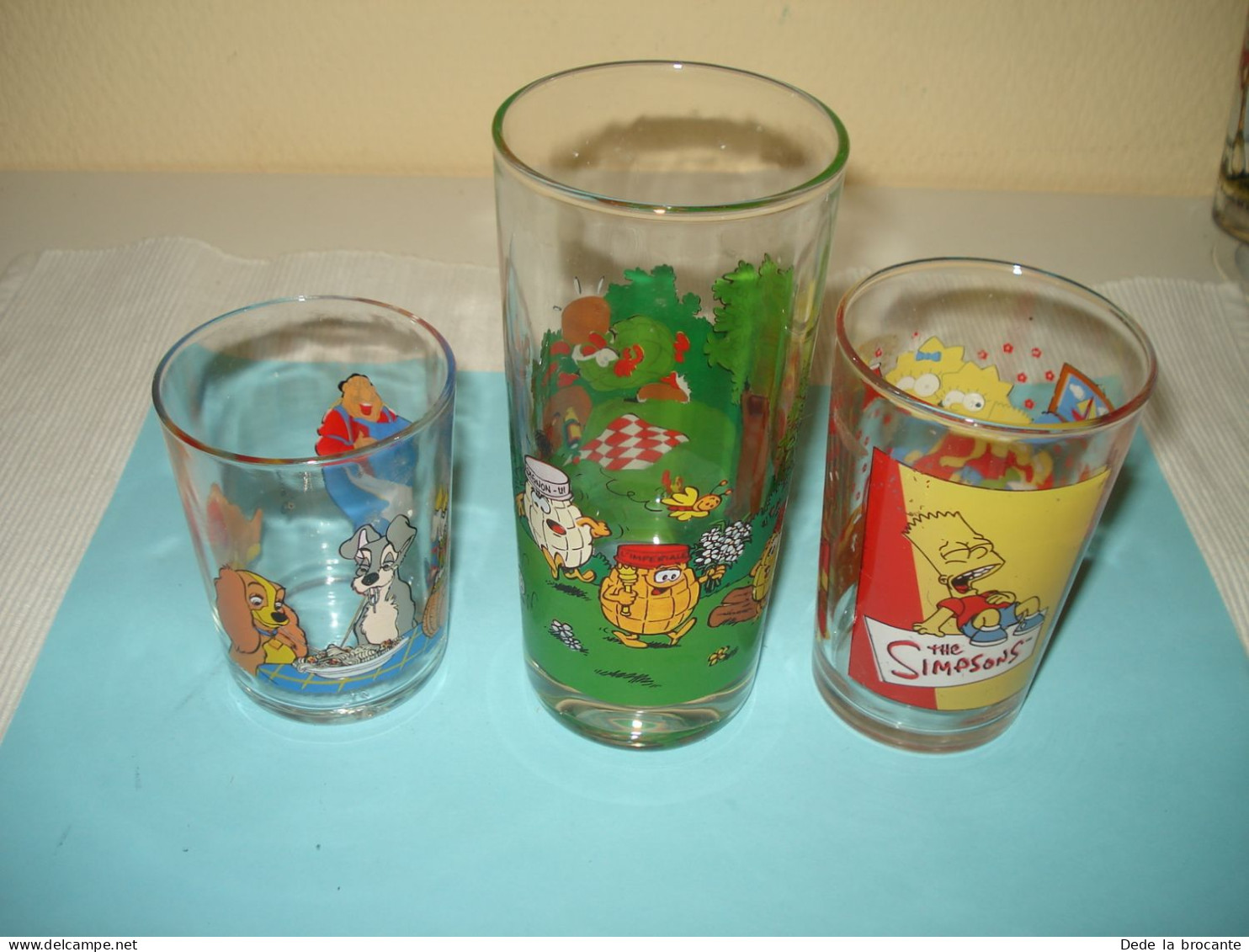 O20 ( 12 ) / Lot De 3 Verres Dessin Animé - Belle Et Clochard - Simpsons - Autres - Objets Publicitaires