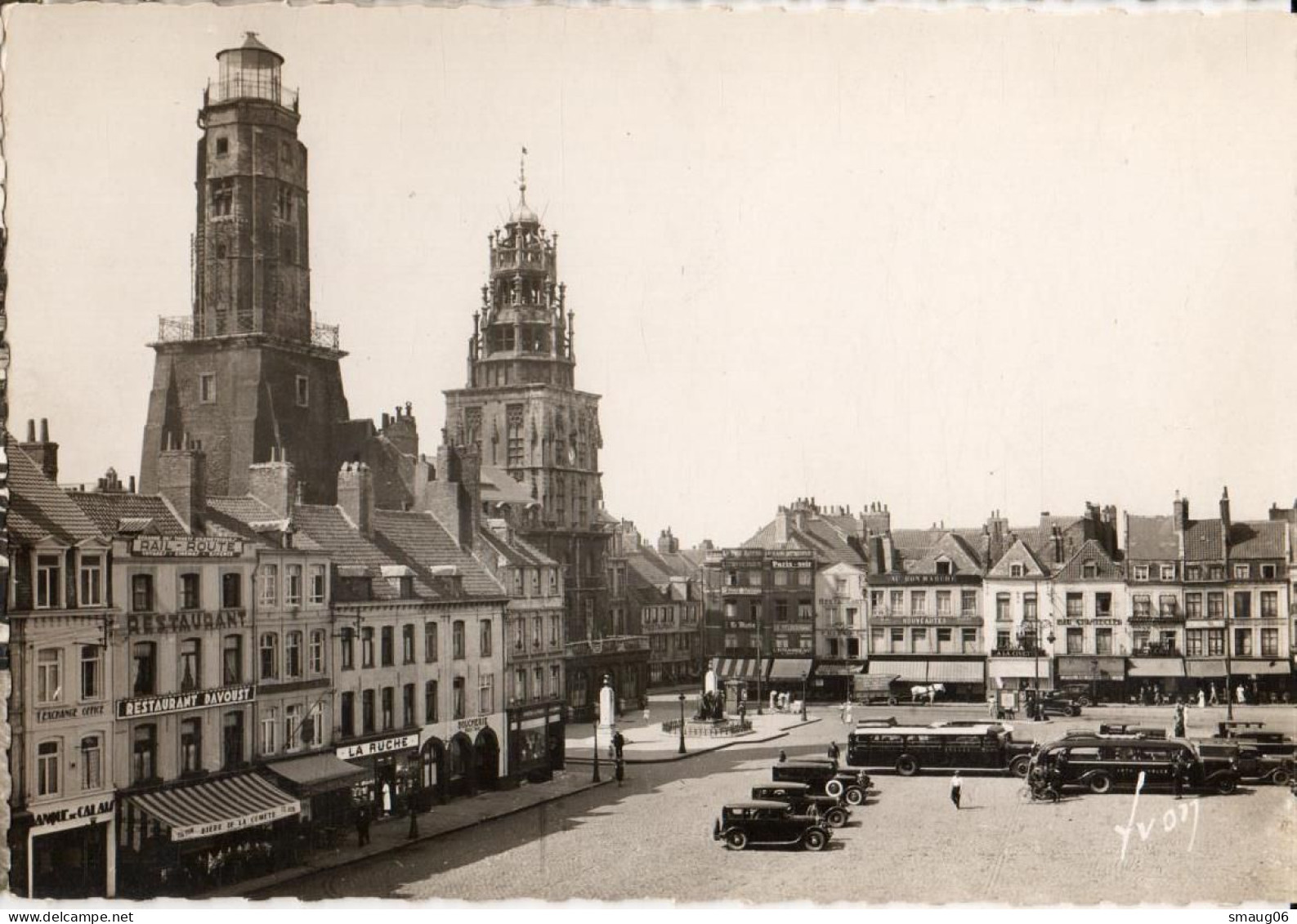 62 - CALAIS - LA PLACE D'ARMES ET LE VIEUX BEFFROI - Calais