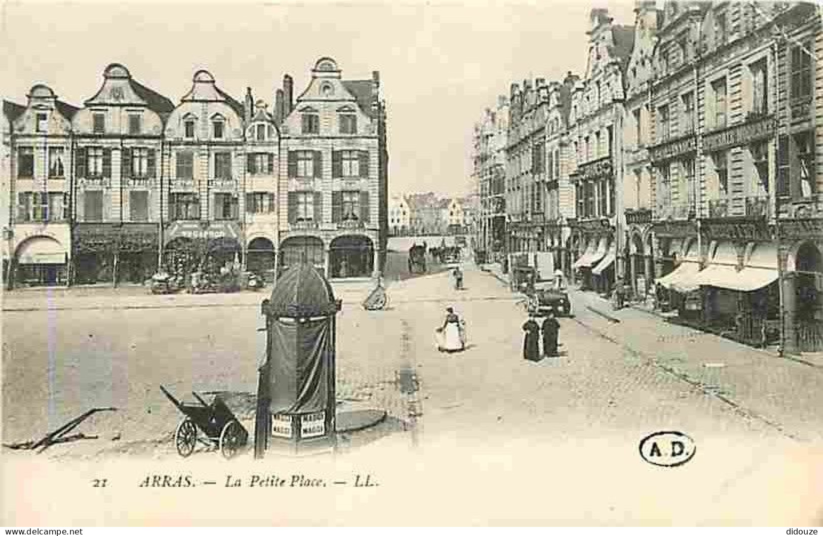 62 - Arras - La Petite Place - Attelages - Epicerie Moutiez - Animé - Carte Vierge - Coin Sup Droit Abimé - CPA - Voir S - Arras