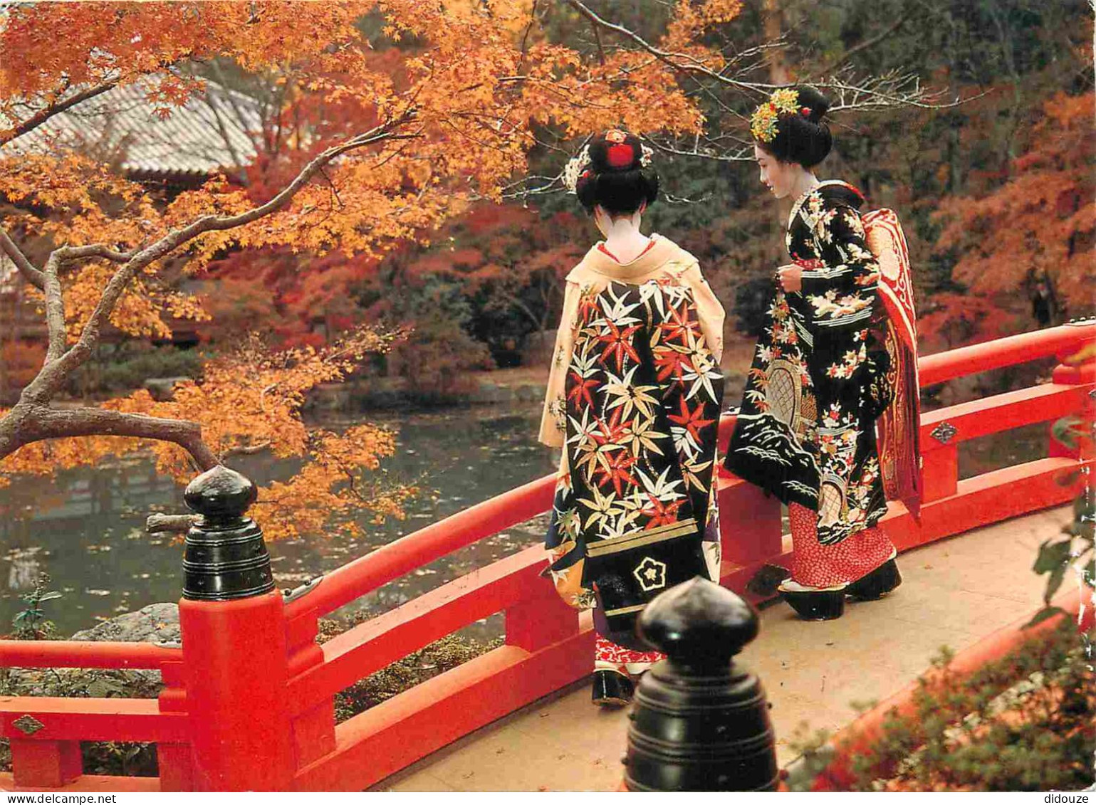 Japon - Kyoto - Maiko Girls Standing At The Garden Of Gaigo-Ji - Temple In Autumn - Femmes En Costumes Traditionnels - F - Kyoto