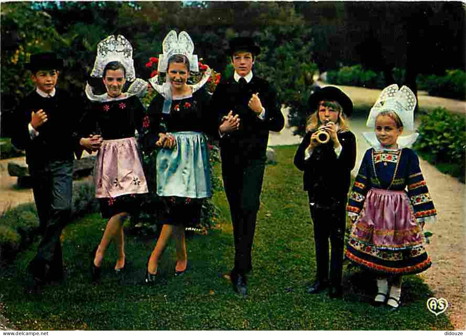 Folklore - Costumes - Bretagne - Groupe Des Petits Pinsons De Fouesnant - Gavotte De Fouesnant - Enfants - CPM - Voir Sc - Costumes