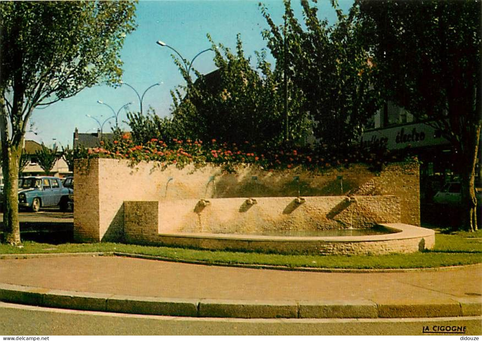 80 - Doullens - La Fontaine - Fleurs - Automobiles - Carte Neuve - CPM - Voir Scans Recto-Verso - Doullens