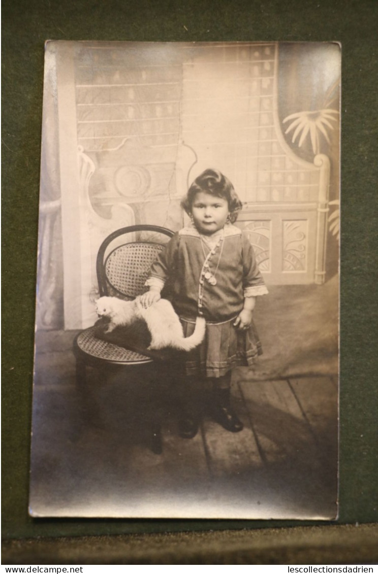 Carte photo petite fille posant avec un furet empaillé - kind met een opgezette fret