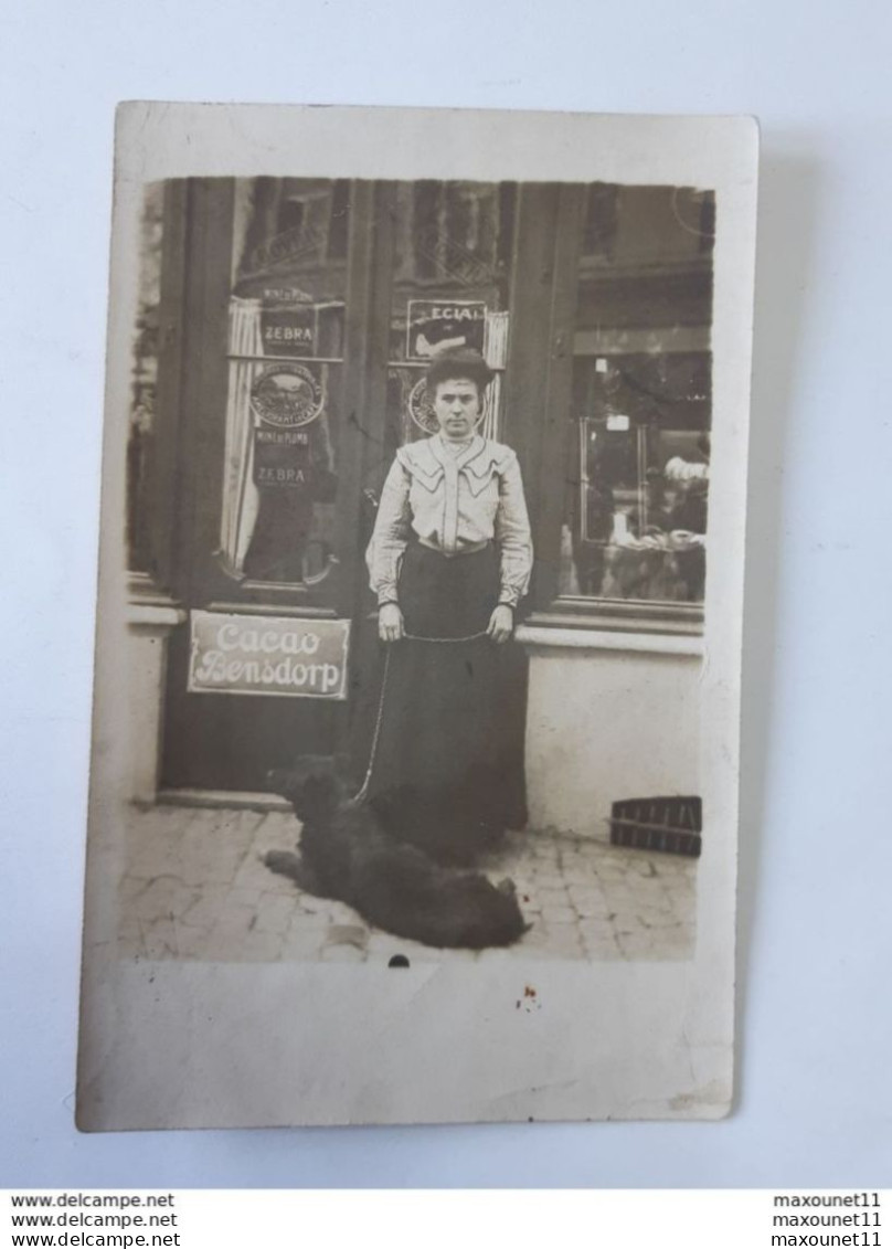 Carte Photo Vierge D'une Dame Avec Chien Devant épicerie Avec Pub " Cacao Bensdorp   " ... Lot110 - To Identify