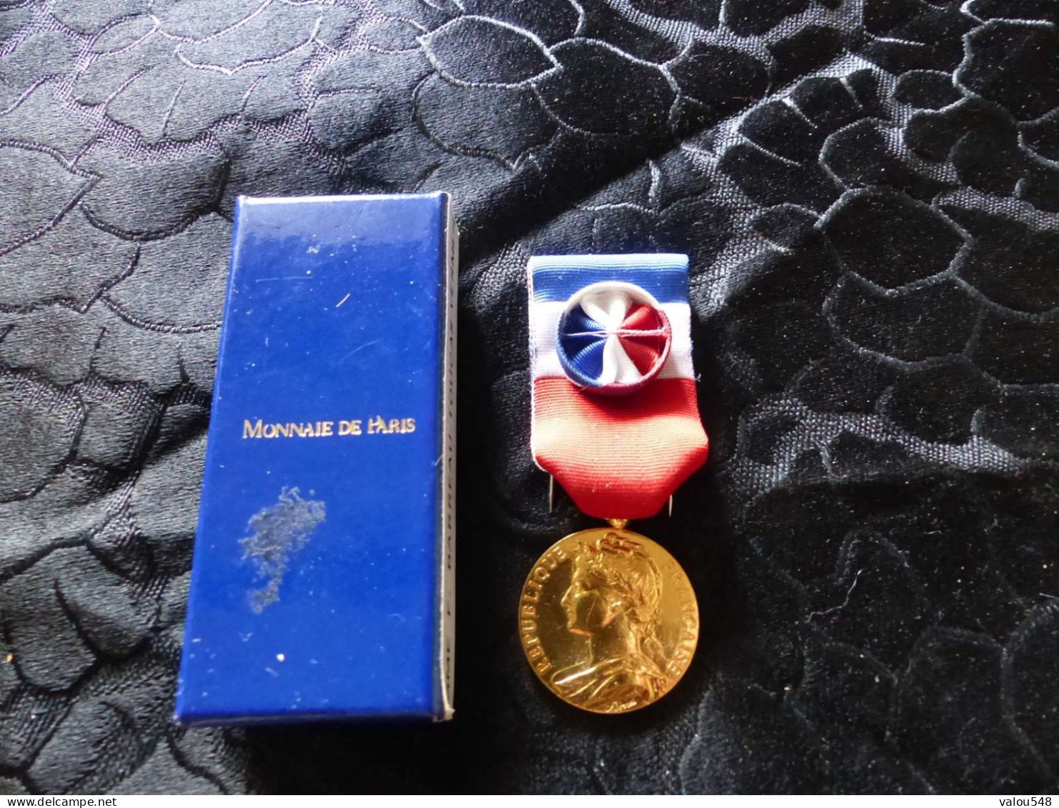 Médaille Ministère Du Travail , 2001, Honneur Et Travail Dans Son écrin - Professionali / Di Società