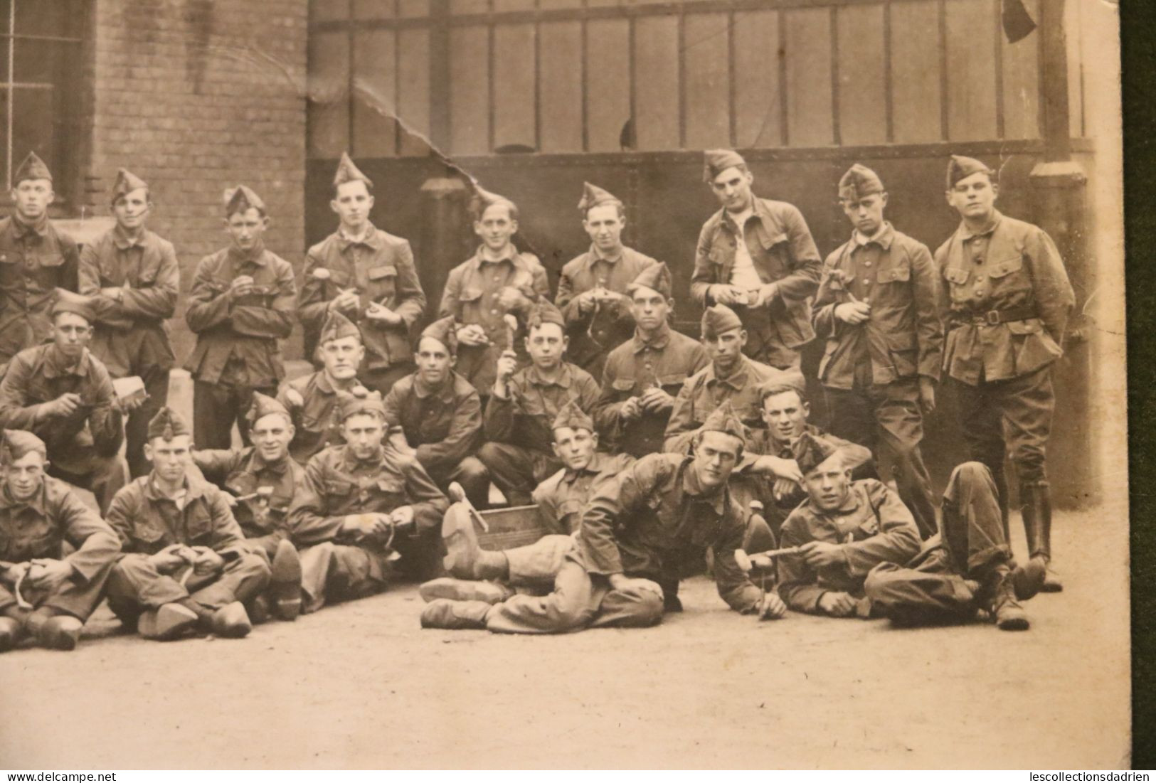 Carte postale photo groupe de soldats belges avec sabots soldaten