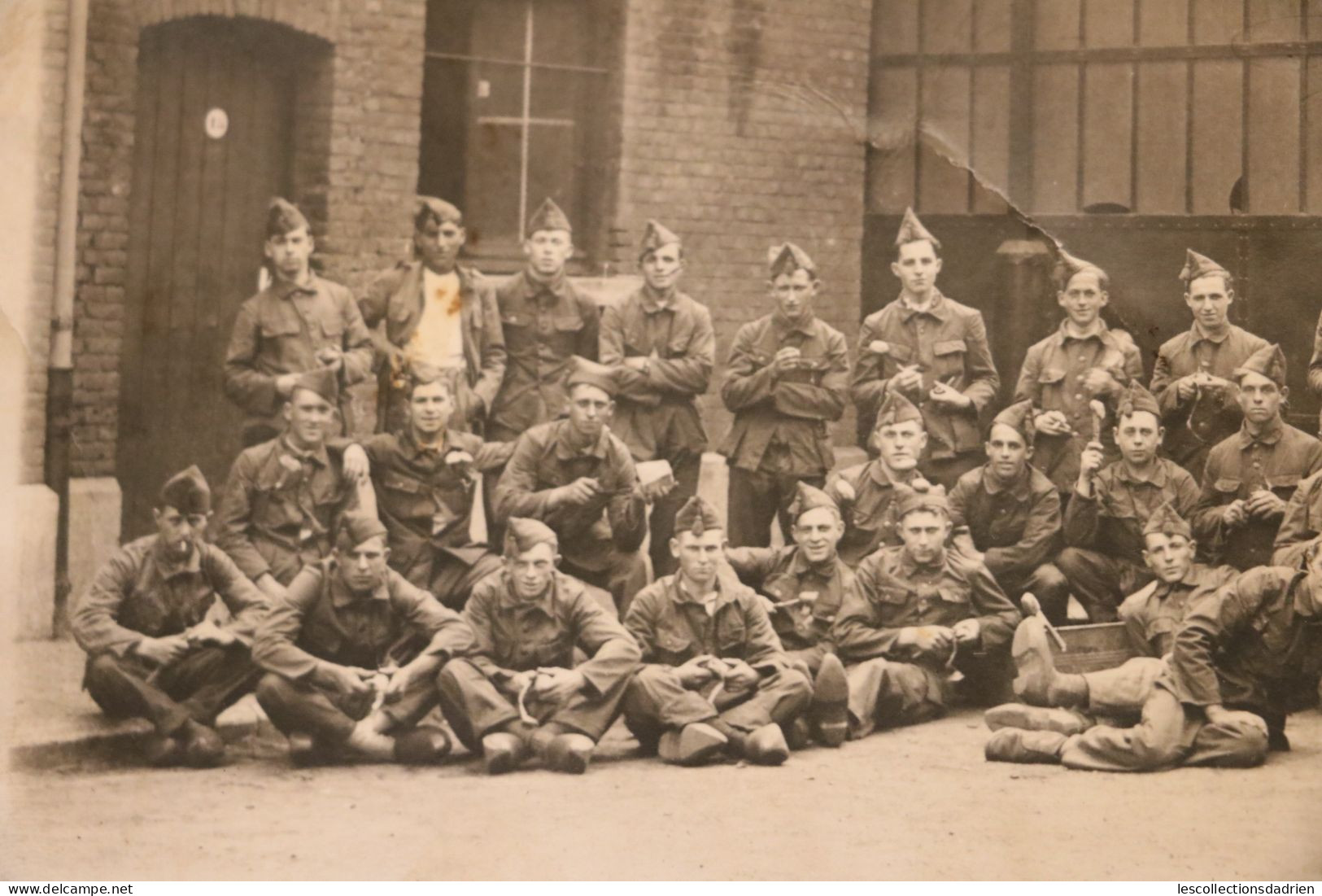 Carte postale photo groupe de soldats belges avec sabots soldaten