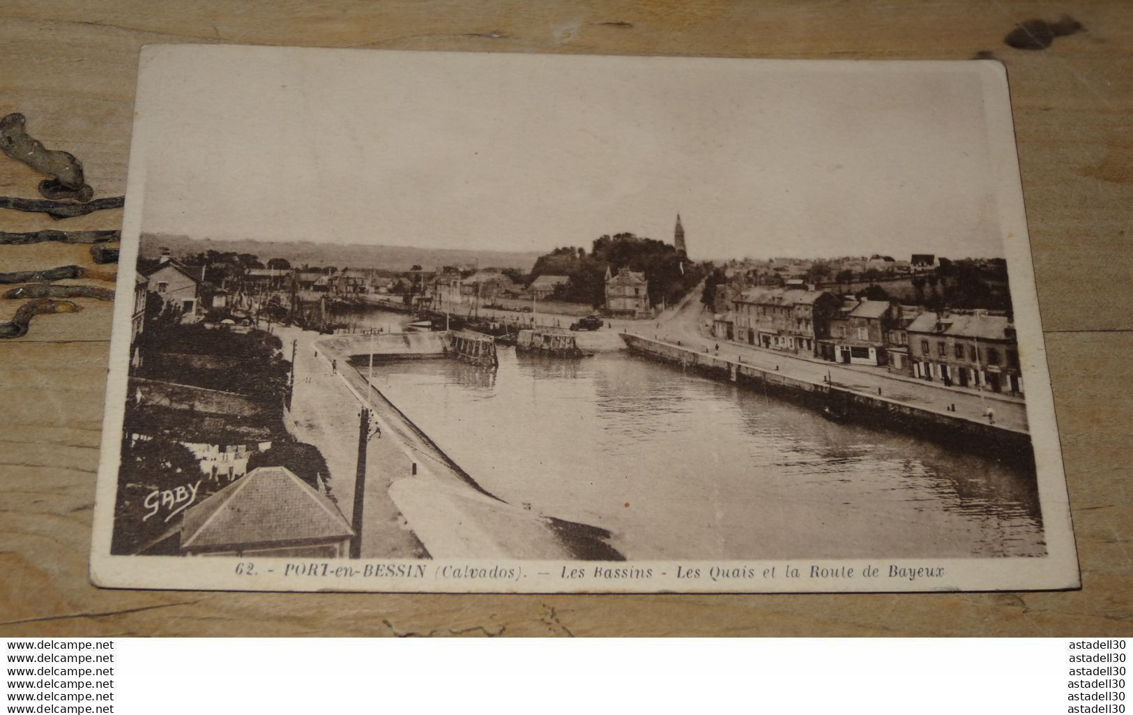 PORT EN BESSIN : Les Bassins, Les Quais  ............ 70-8265 - Port-en-Bessin-Huppain