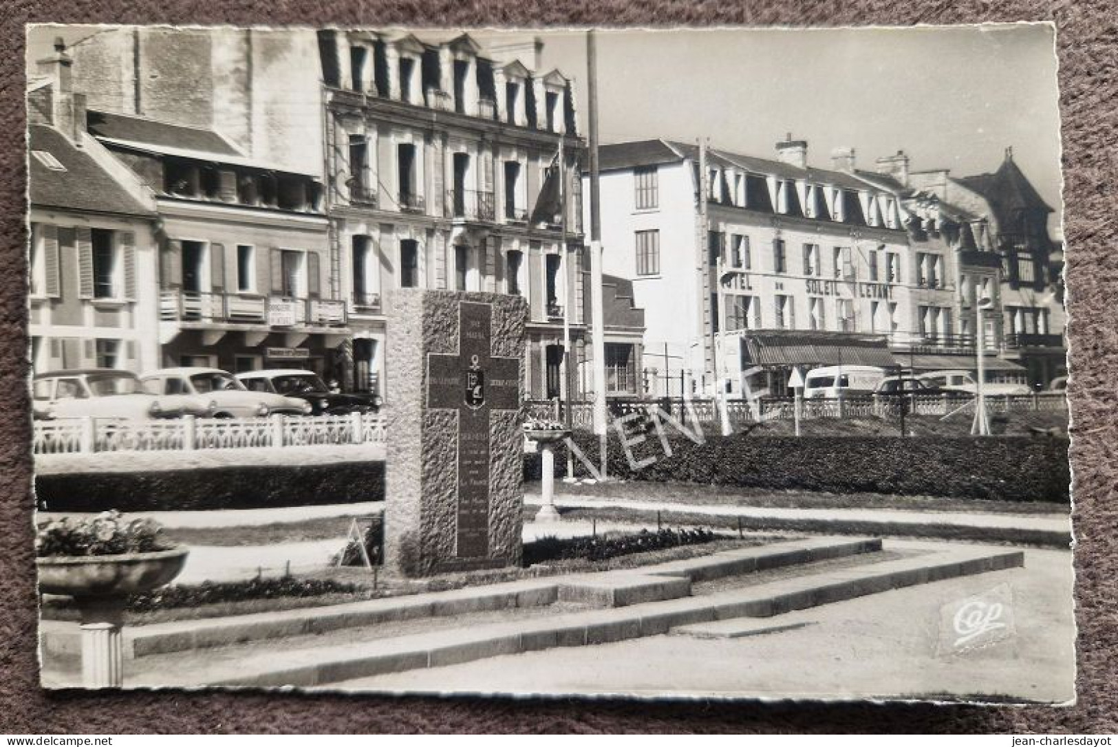 Carte Postale LUC-SUR-MER : Monument De La Libération - Luc Sur Mer