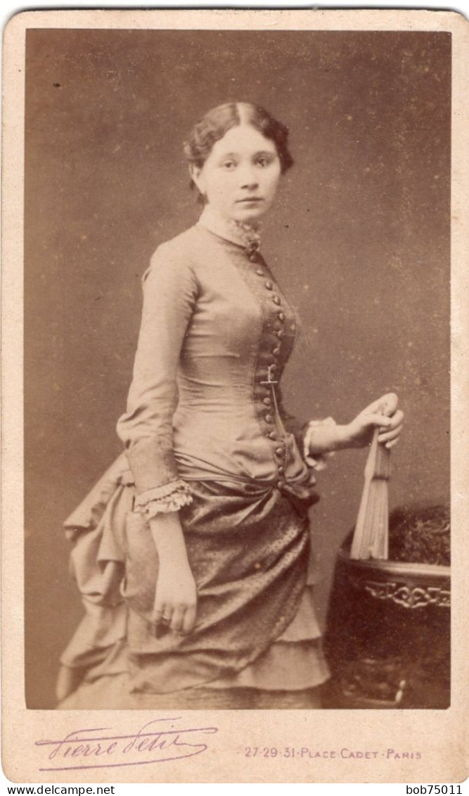 Photo CDV D'une Jeune   Fille  élégante Posant Dans Un Studio Photo A Paris - Alte (vor 1900)