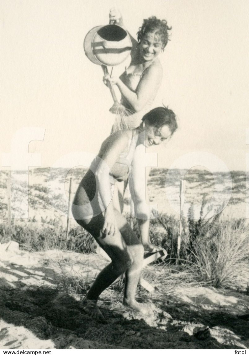 1961 ORIGINAL AMATEUR PHOTO JEUNE FEMMES SHOWER GIRL GIRLS WOMEN ALGARVE BEACH PORTUGAL Lesbian Interest AT445 - Pin-ups