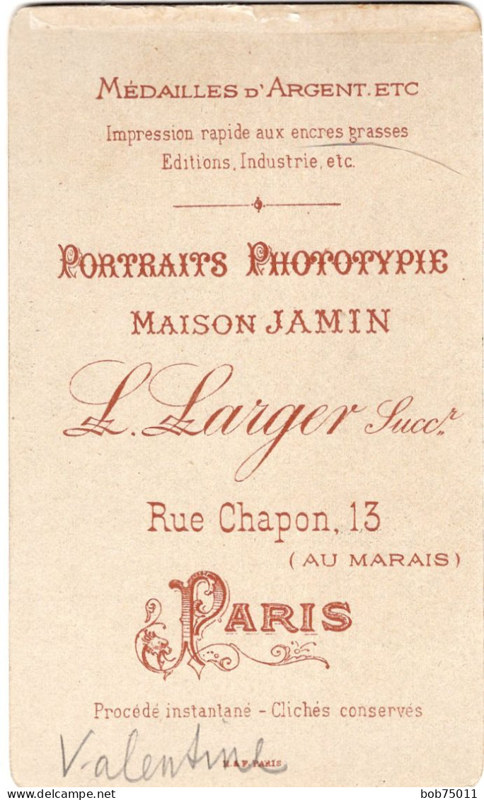 Photo CDV D'une Jeune   Fille élégante Posant Dans Un Studio Photo A Paris - Oud (voor 1900)