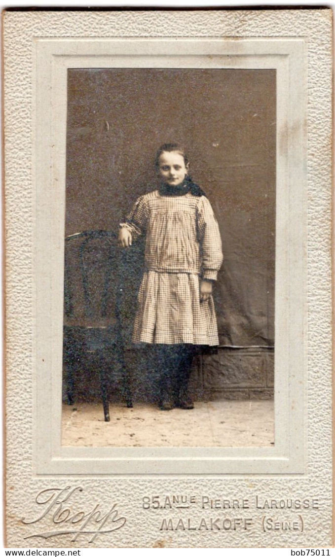 Photo CDV D'une Jeune   Fille élégante Posant Dans Un Studio Photo A Malakoff - Old (before 1900)