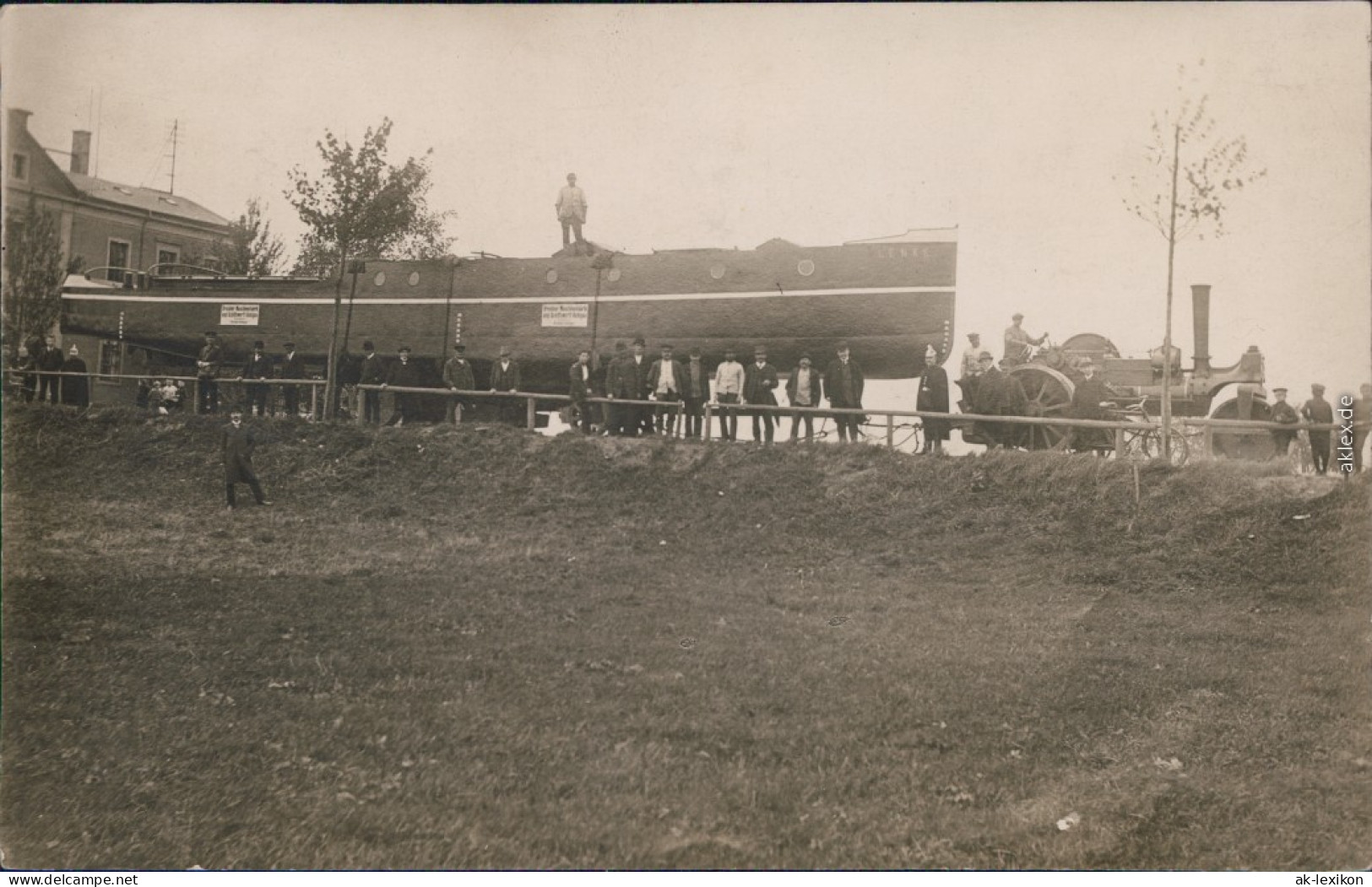 Ansichtskarte  Transport Eines Schiffes Mit Der Eisenbahn Privatfotokarte 1916 - Trains