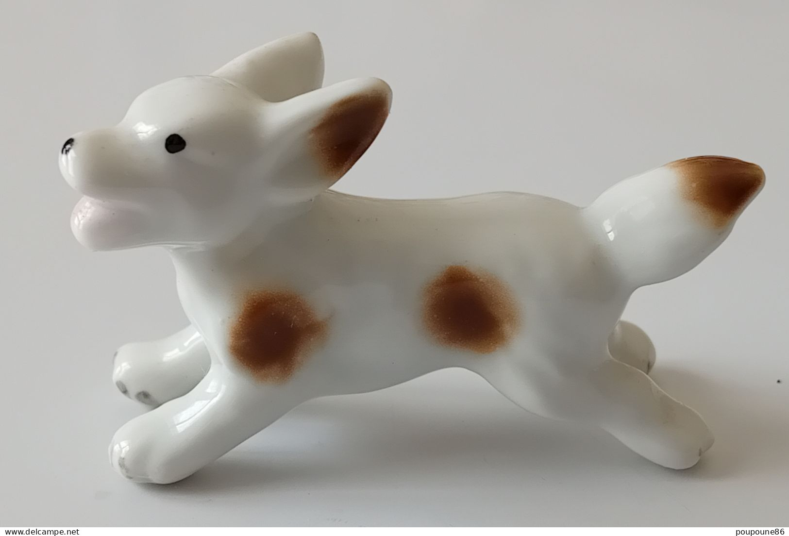 MINIATURE  ANIMAUX - CHIEN BLANC - TACHES MARRON -   EN TRAIN DE COURIR - L 5,2 Cm - H : 3 Cm - Animals