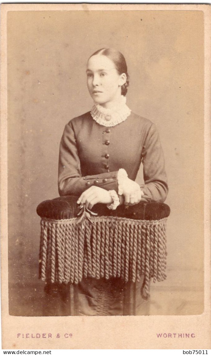 Photo CDV D'une Jeune Fille  élégante Posant Dans Un Studio Photo A  Worthing ( Angleterre ) - Anciennes (Av. 1900)