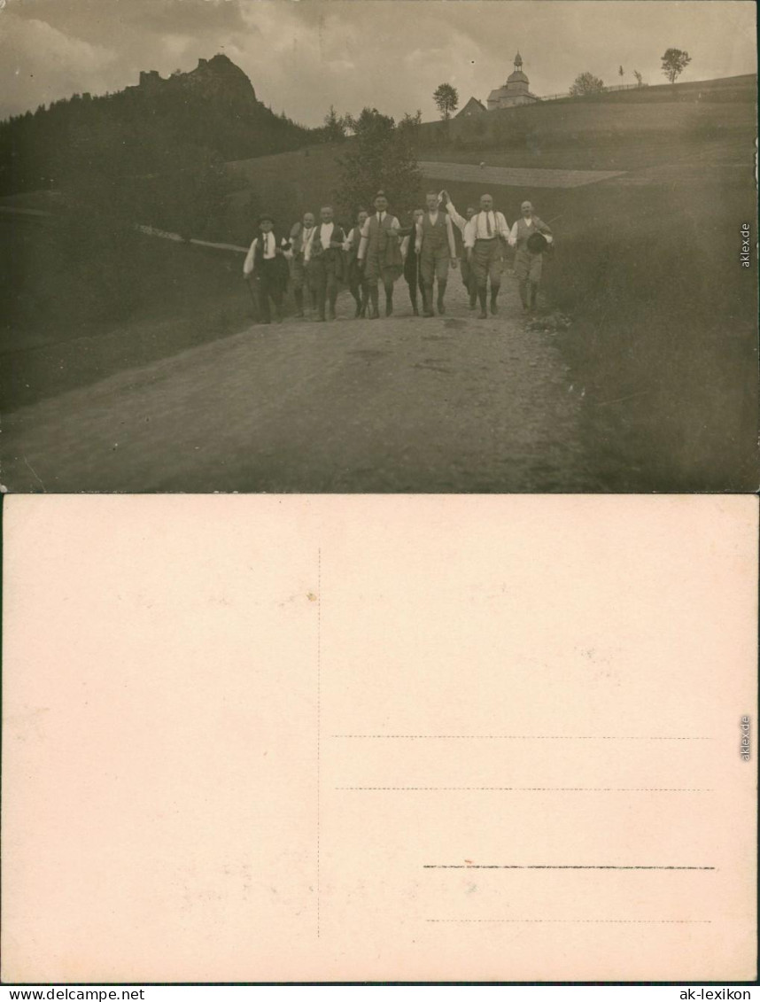 Gruppenfotos - Wandergruppe Mit Kapelle Im Hintergrund 1919 Privatfoto - Unclassified