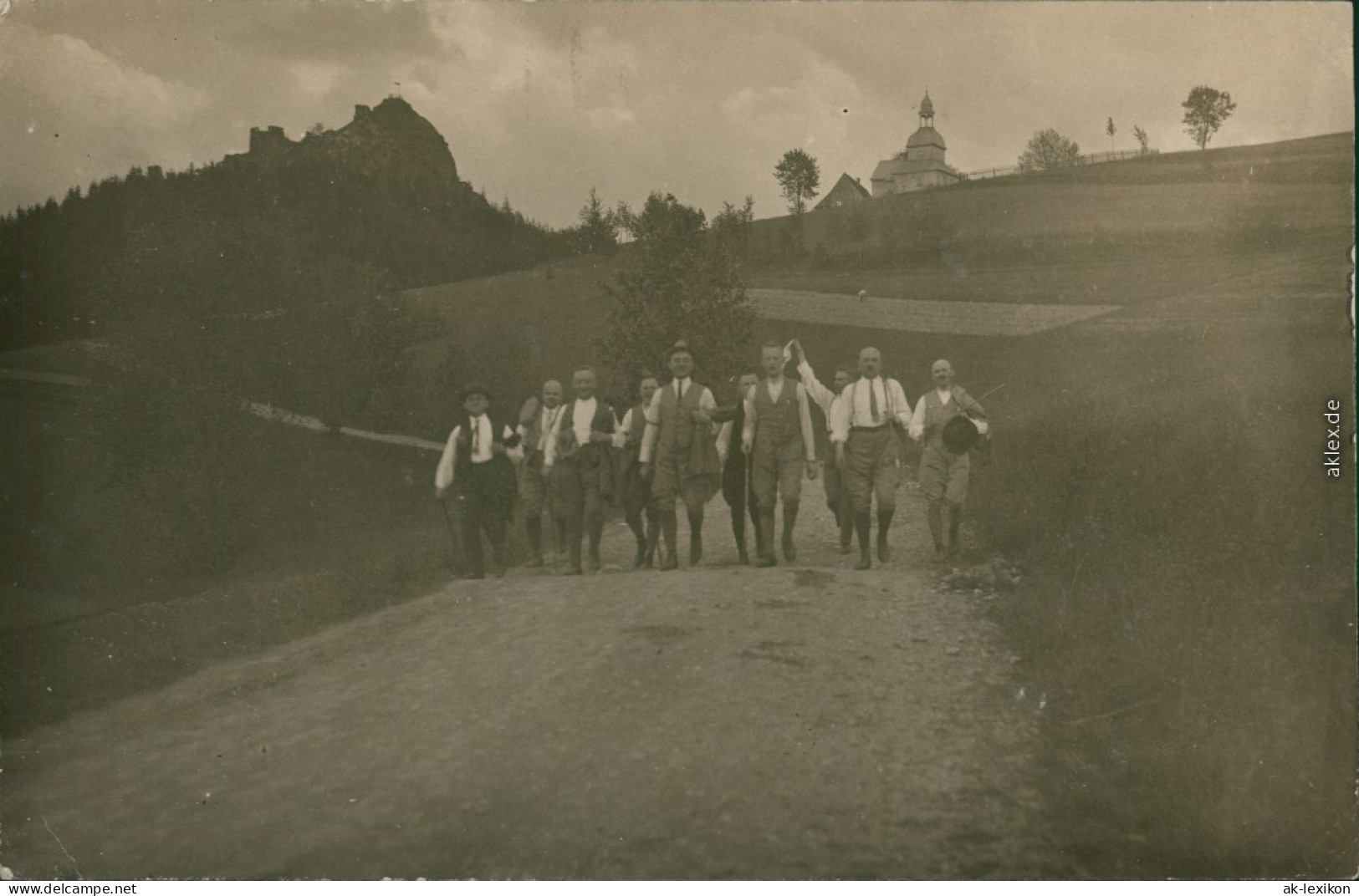 Gruppenfotos - Wandergruppe Mit Kapelle Im Hintergrund 1919 Privatfoto - Unclassified