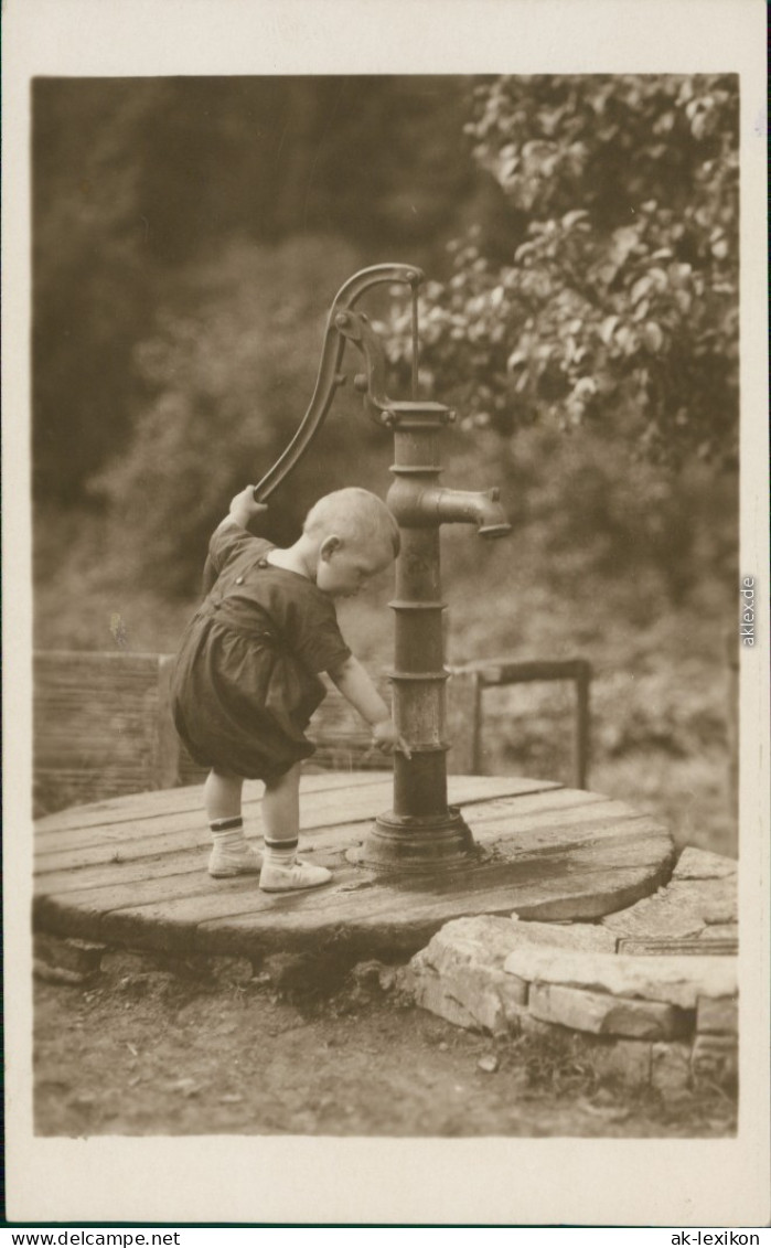 Ansichtskarte  Kleines Kind Am Brunnen - Wasserpumpe - Fotokunst 1911  - Portraits
