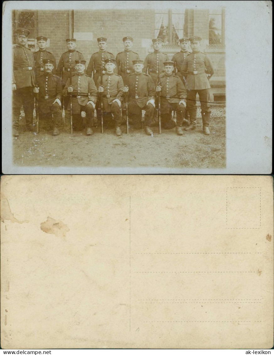 Foto  Soldaten Mit Gewehren Vor Einem Haus 1.WK 1916 Privatfoto  - Guerre 1914-18