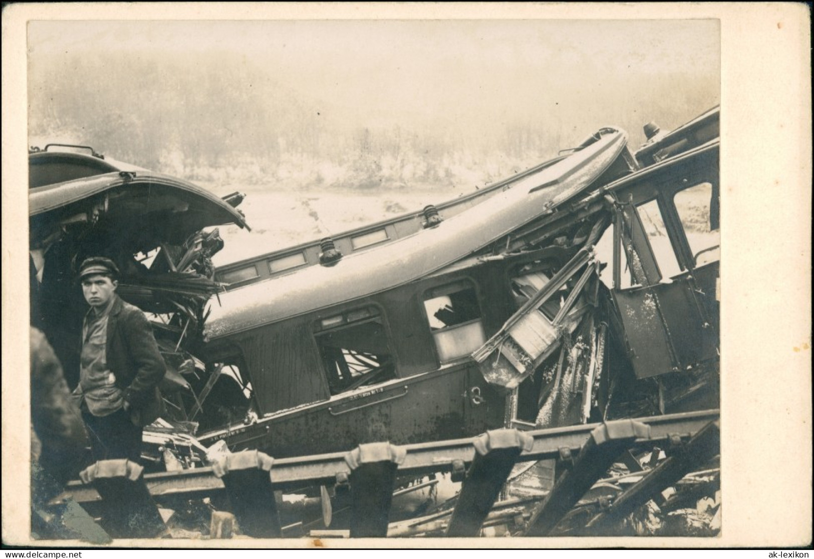 Ansichtskarte  Eisenbahn Unglück Zerstörte Waggons 1930 - Trains