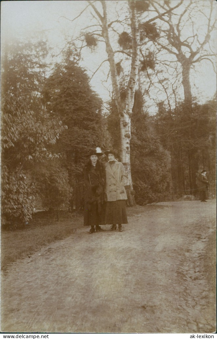 Fotokunst 2 Frauen Auf Waldweg (eventuell Kiel) 1916 Privatfoto    Stempel KIEL - Personen