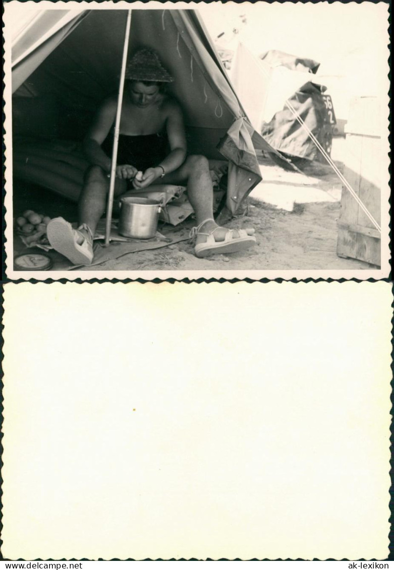 Freizeit Erholung Camping: Frau Schält Kartoffel Im Zelt 1960 Privatfoto - Personnages