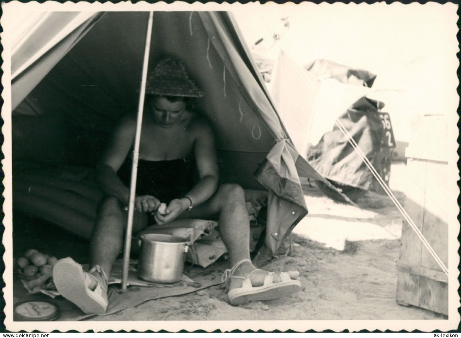 Freizeit Erholung Camping: Frau Schält Kartoffel Im Zelt 1960 Privatfoto - Personnages