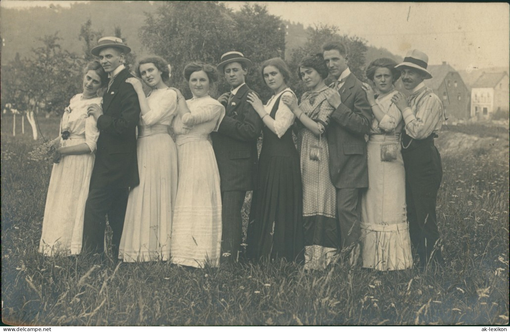 Menschen Soziales Leben Gruppenfoto Aufgereihte Gesellschaft 1913 Privatfoto - Non Classés