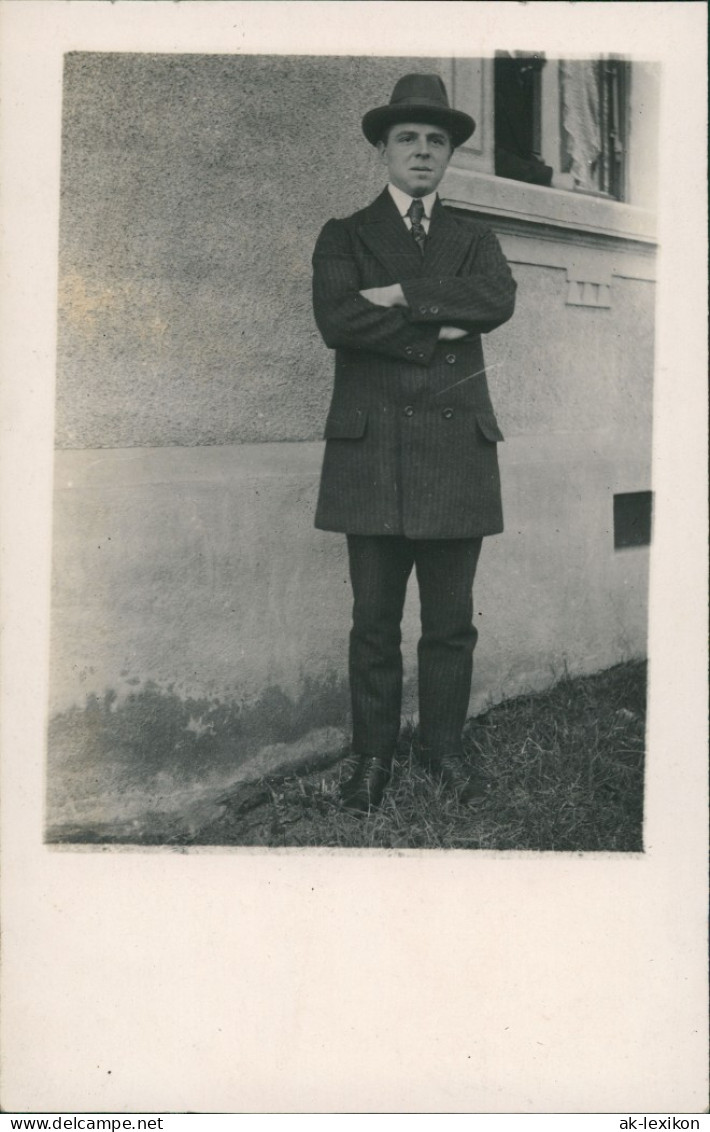 Posierender Mann Mit Anzug, Hut, Krawatte Foto-AK 1950 Privatfoto - Personen