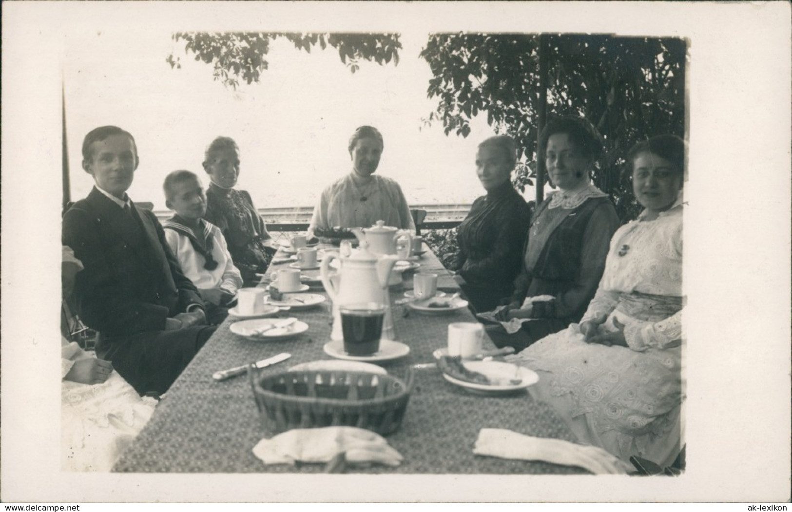 Menschen Soziales Leben Gruppenfoto Familie Am Kaffeetisch 1950 Privatfoto - Groupes D'enfants & Familles