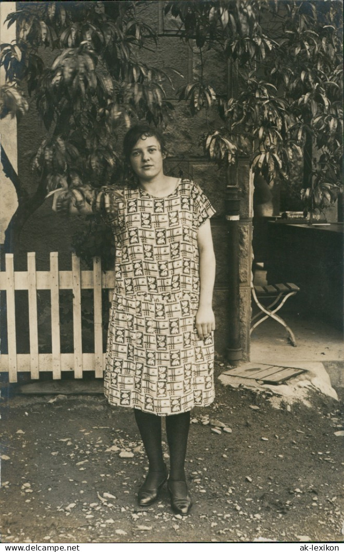 Soziales Leben Frau Vor Baum, Gartenzaun, Pose-Photo 1925 Privatfoto - Personnages