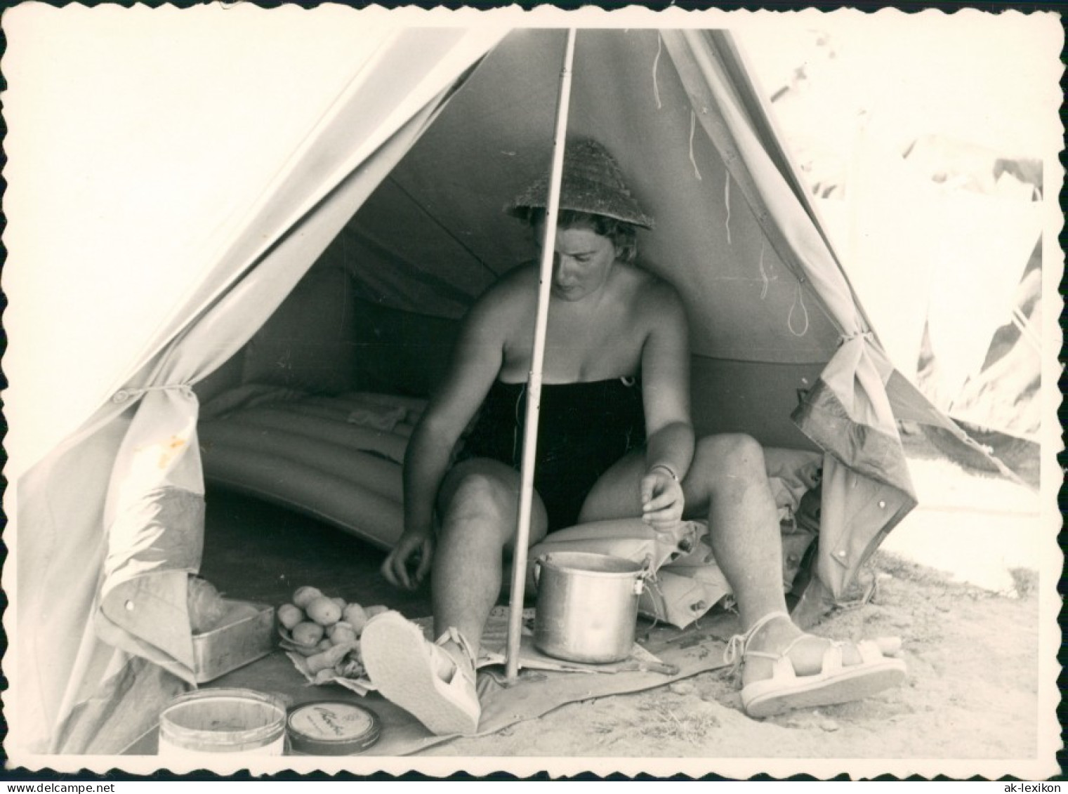 Freizeit Erholung Camping Frau Im Zelt Beim Kochen 1960 Privatfoto - Personnages