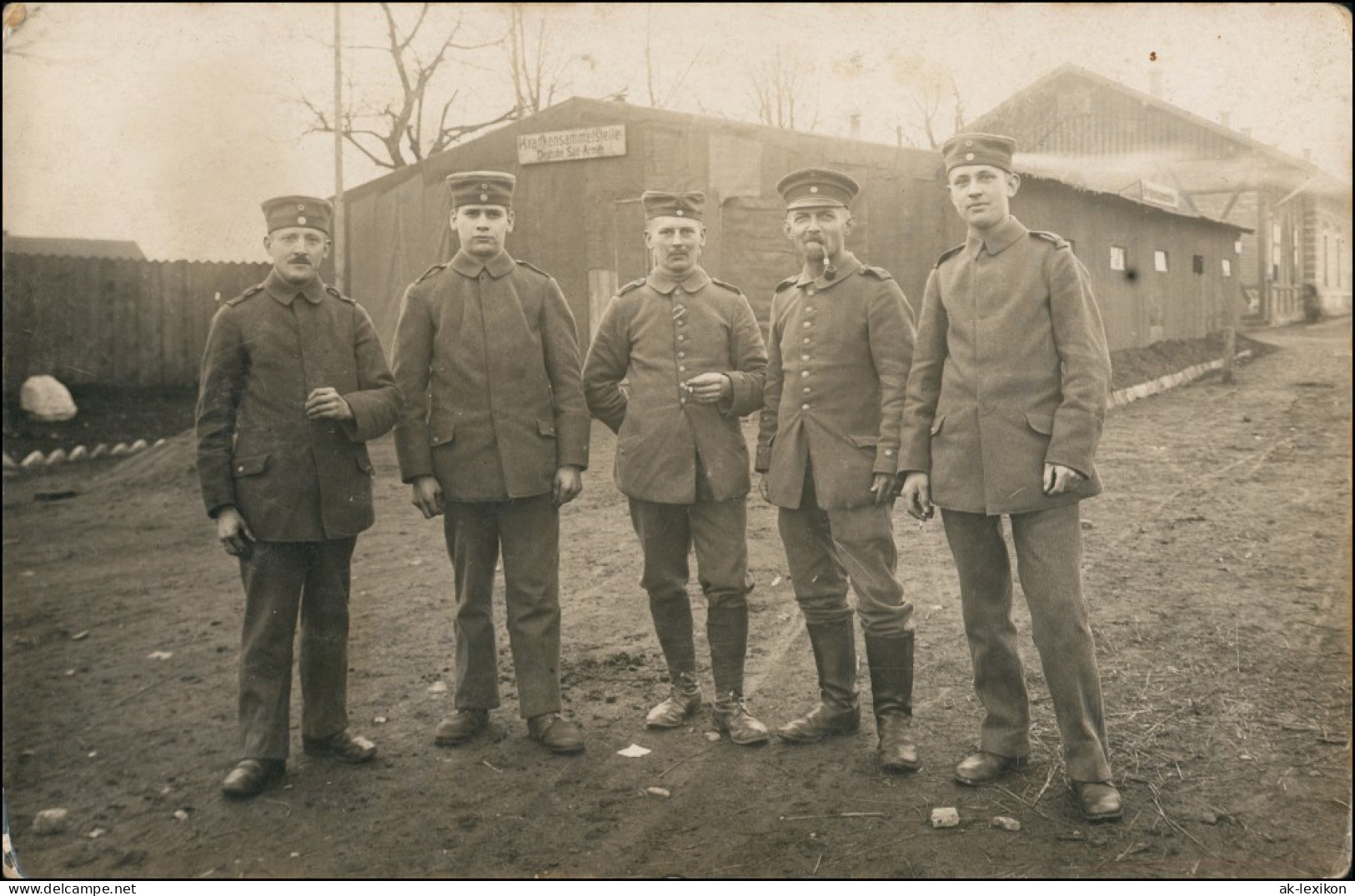 Foto  Soldaten Vor Der Krankensammelstelle - WK1 1916 Privatfoto - War 1914-18