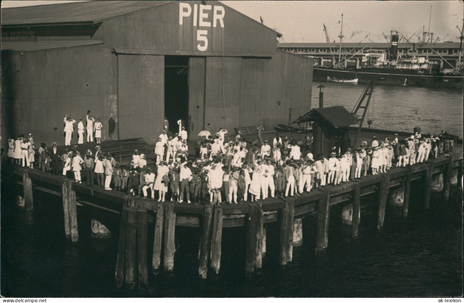 Foto  Gruppenfoto Am Hafen Pier 5 (frühe Fotokunst) 1920 Privatfoto - Autres & Non Classés