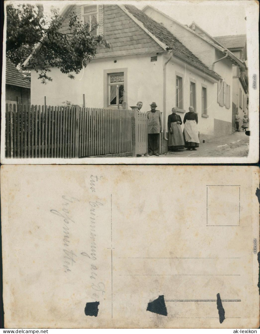  Leute Vor Dem Haus Im Gartentor, Kinder Im Hintergrund 1920 Privatfoto - Unclassified