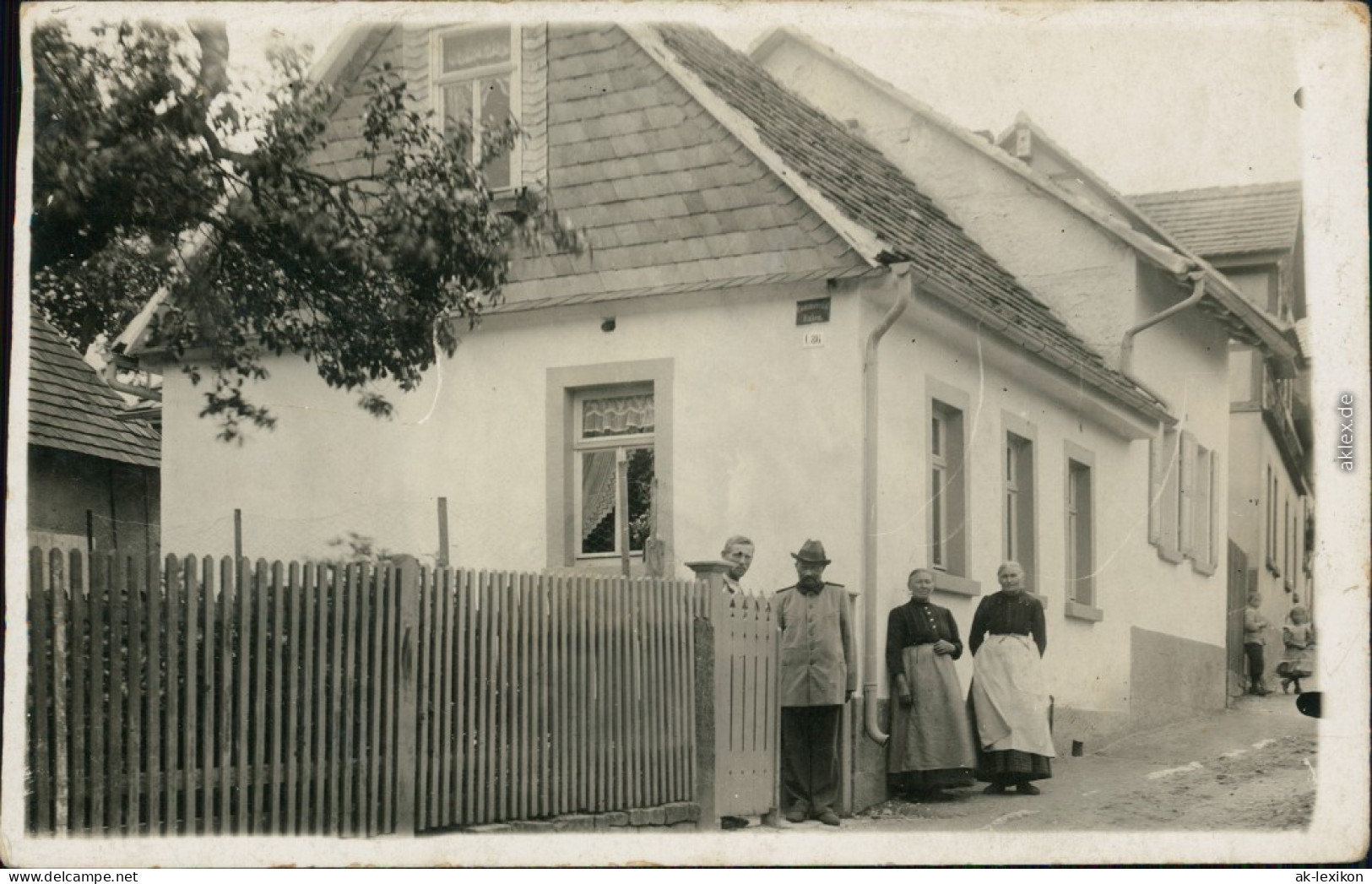  Leute Vor Dem Haus Im Gartentor, Kinder Im Hintergrund 1920 Privatfoto - Unclassified