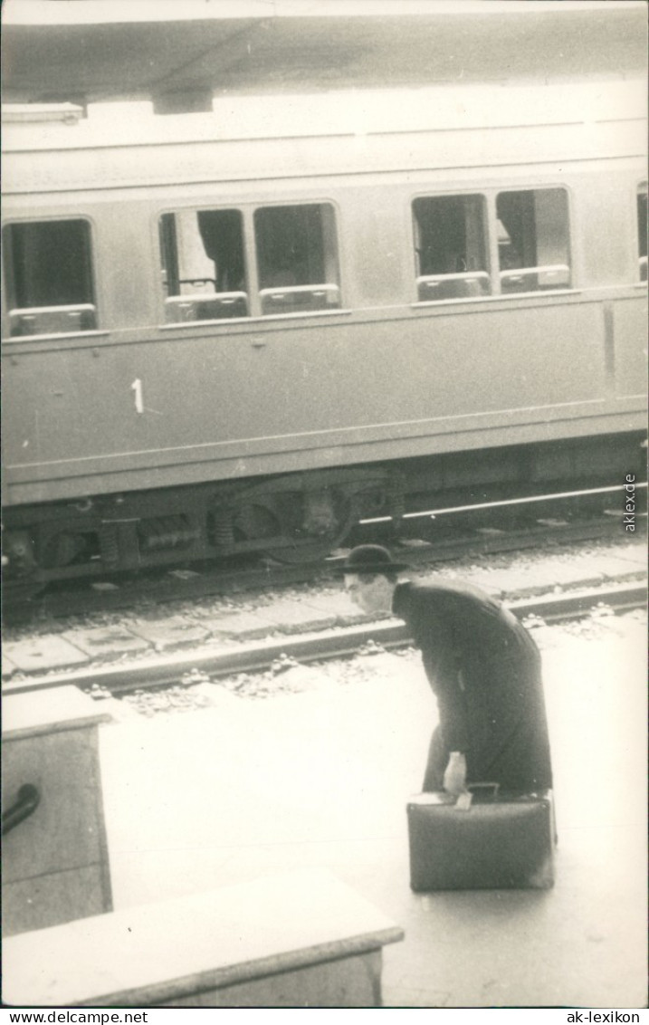 Foto  Religion/Kirche - Bibel - Pfaffe Am Bahnhof 1960 Privatfoto  - Sonstige & Ohne Zuordnung