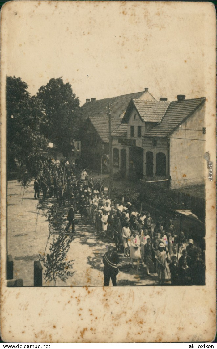 Foto  Festumzug An Häusern Vorbei, Geschäft 1913 Privatfoto - Zu Identifizieren