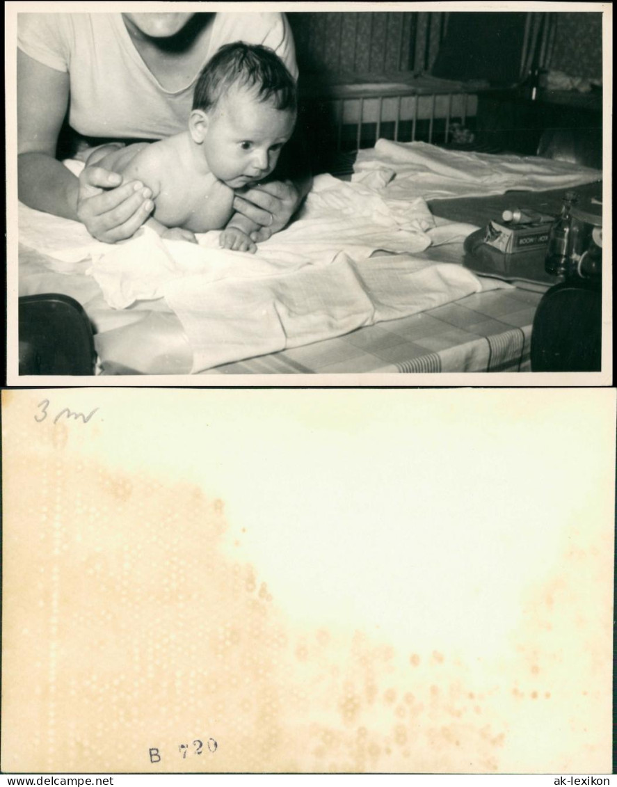 Foto  Baby Wird Von Mutter Gewickelt 1960 Privatfoto - Abbildungen